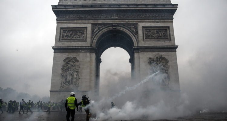 ¿Típico chileno?: Escriben «Pico pa Macron» en el Arco del Triunfo en medio de protestas