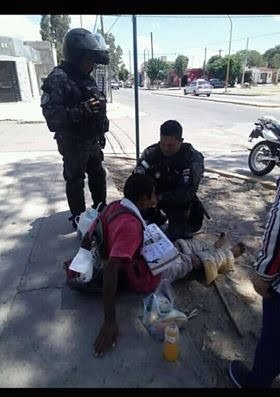 Peregrino cumple promesa de ir hasta la Gruta de rodillas, descalzo y sin gorra