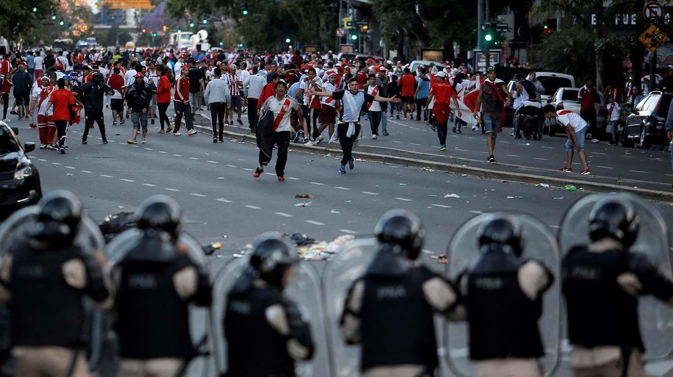 La Justicia identificó a un grupo de hinchas de River que atacó al micro de Boca y salieron en su captura