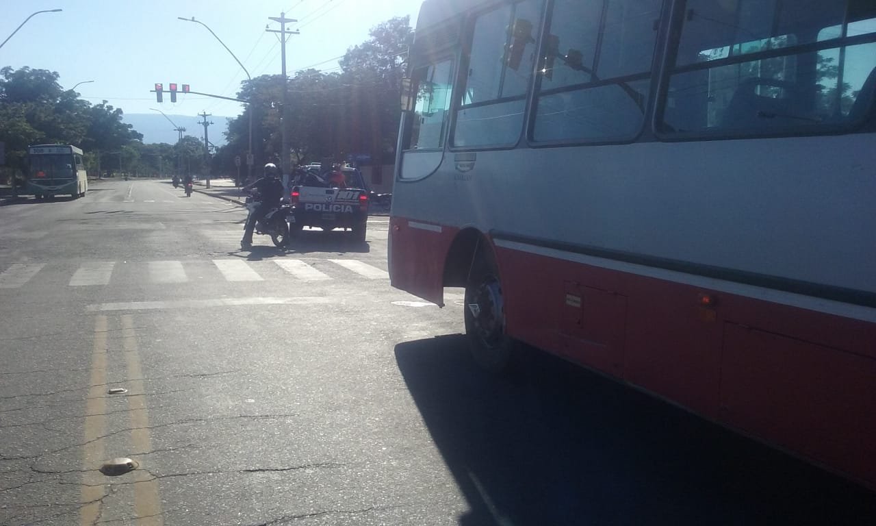 Pasó un semáforo en rojo, atropelló a una moto y huyó