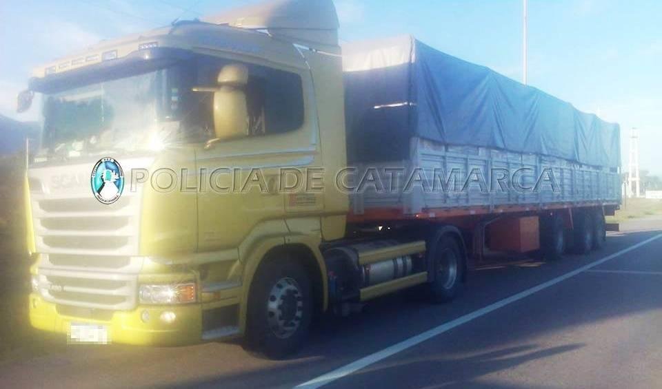 Capayán: Camionero escapó de un control e intentó arrollar a un policía