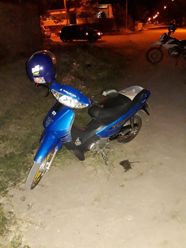 Internan de urgencia a una mujer tras caer de una moto
