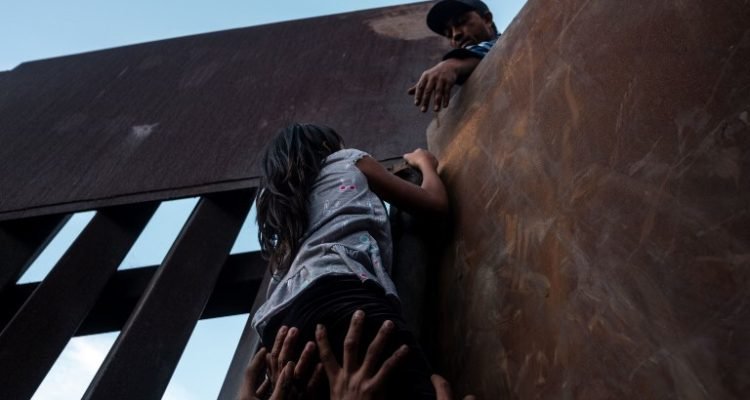 Niña migrante de 7 años muere de deshidratación tras ser detenida en frontera de EEUU