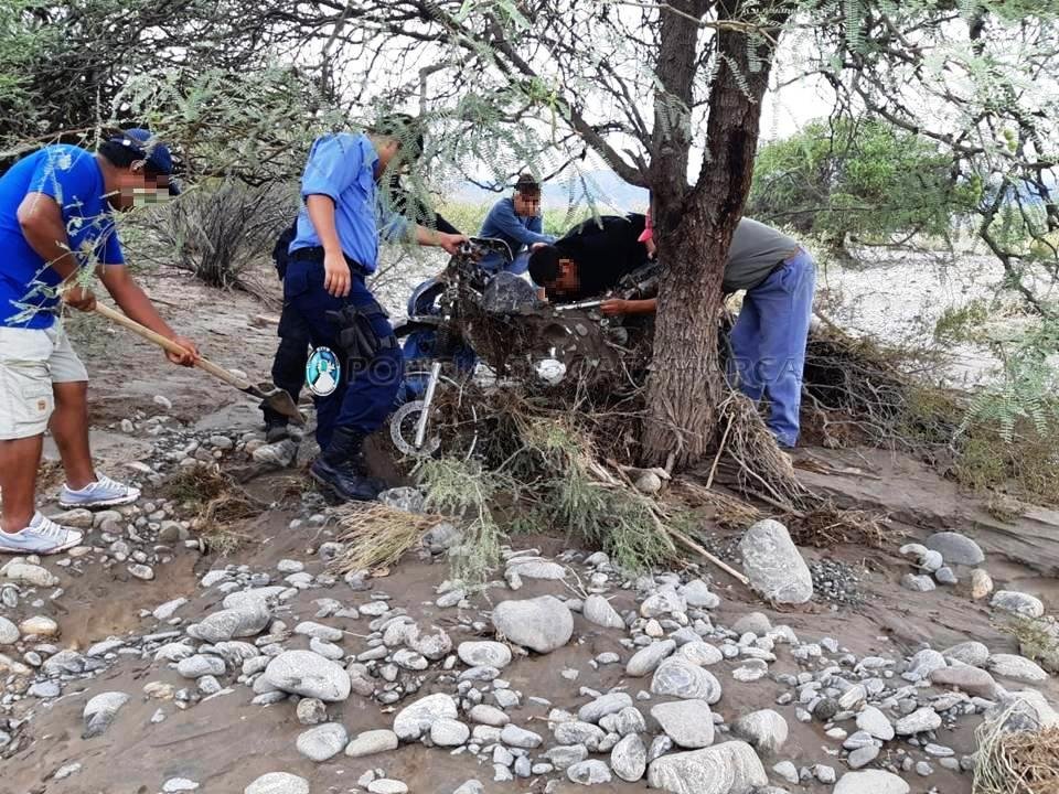 Encuentran motocicleta de la pareja rescatada, tras ser arrastrada por las aguas de un río en Santa María