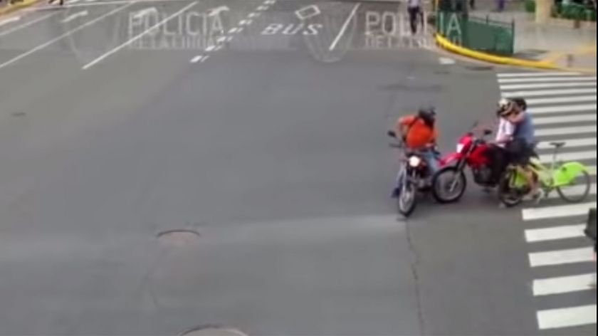 Video: El ciclista que alcanzó a un motochorro y recuperó su mochila