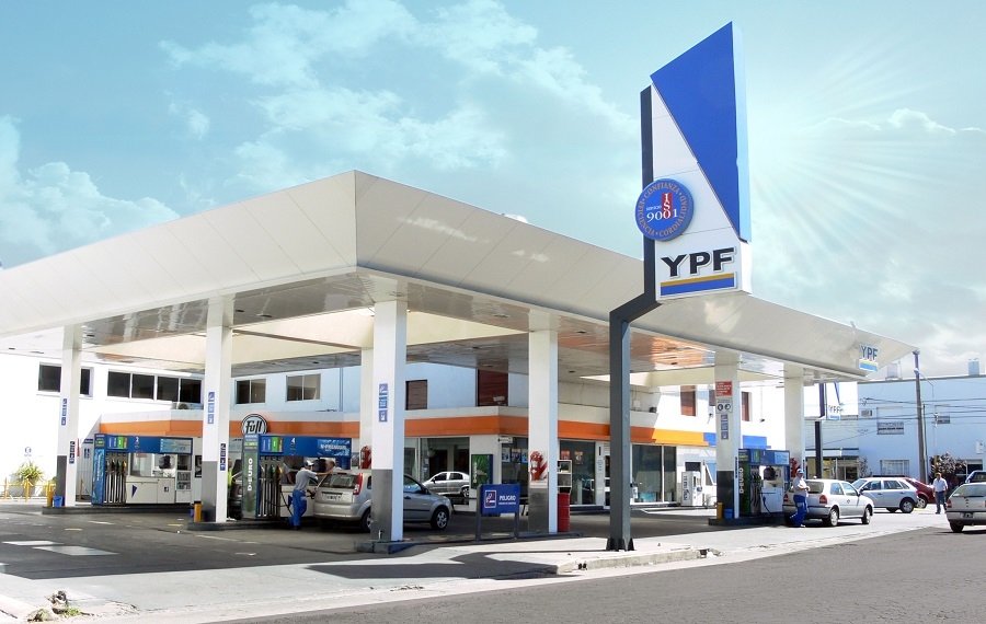 YPF anunció que baja el precio del combustible hasta un 3,2%