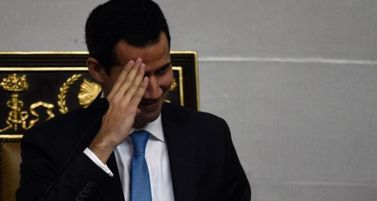 Parlamento con mayoría opositora llama a militares a desconocer segundo mandato de Maduro