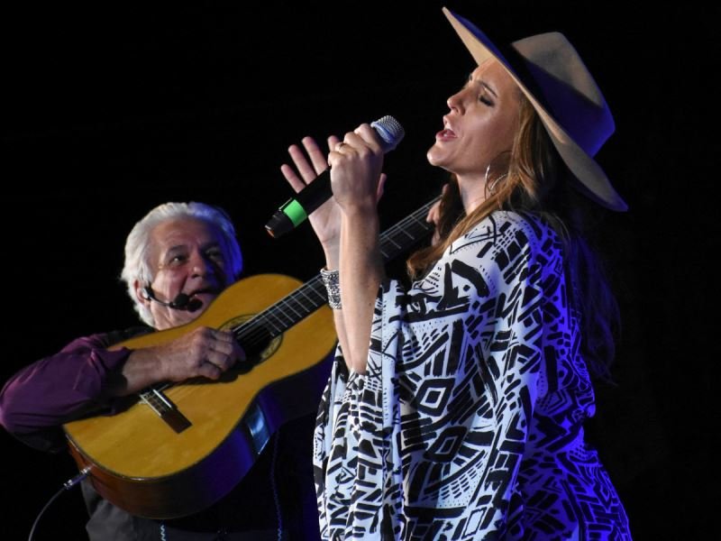 Ya se vive Jesús María: esta noche cantan la Sole y Los Huayra