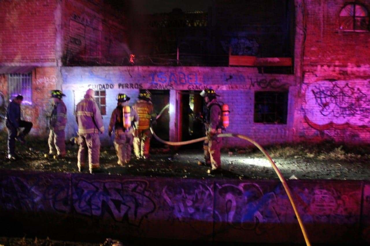 Bomberos sofocaron un incendio en barrio Parque La Gruta y salvaron a un suicida