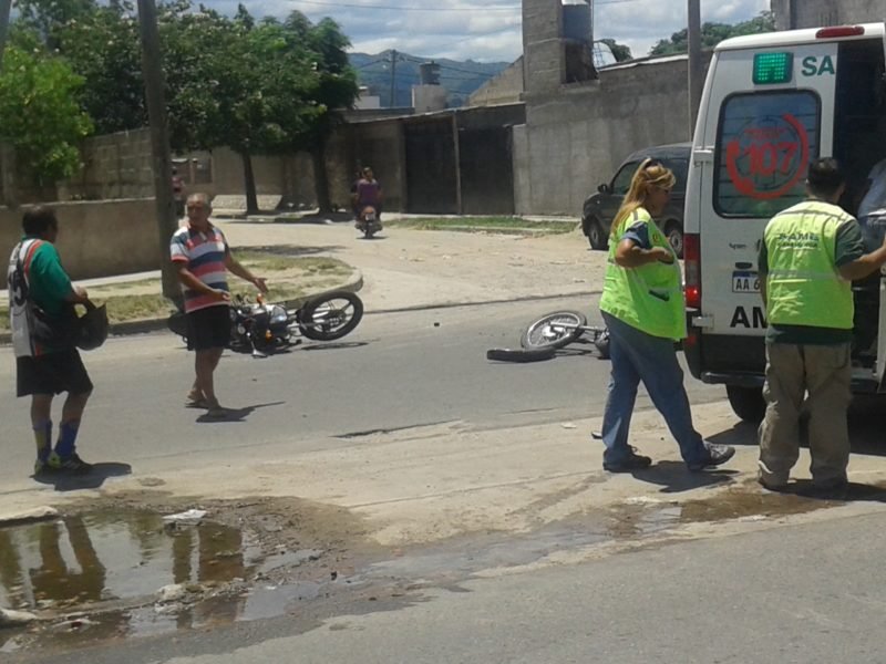 Chocaron dos motos en Avenida Ex Pista