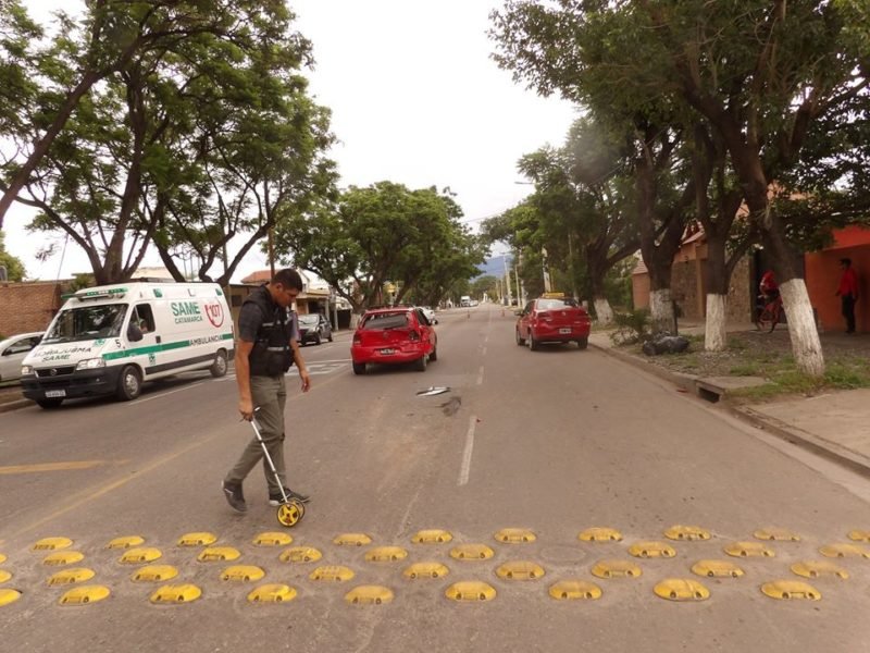 En Villa Parque Chacabuco chocaron dos autos, pese a las «tortuguitas»