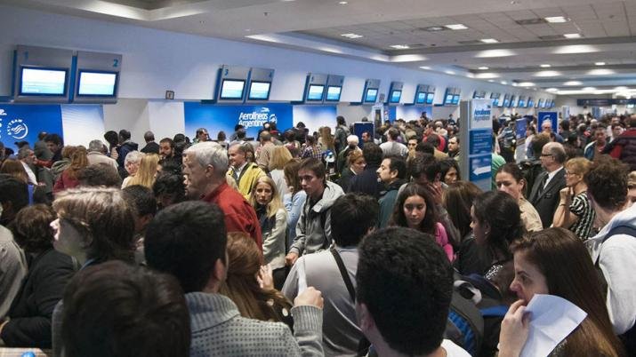 Pilotos levantaron el paro, pero hay demoras y cancelaciones