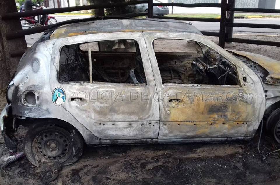 Voraz incendio de un automóvil en la zona este de la Capital