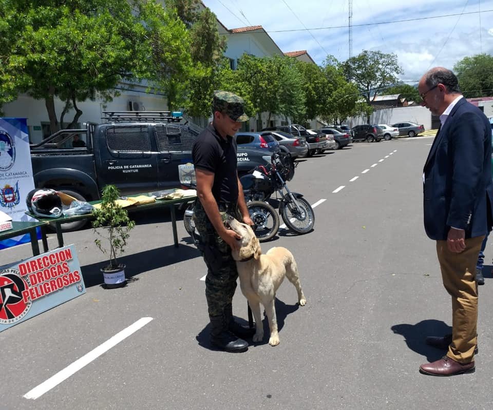 Por fin presentaron públicamente a Arturo, el perro que combate el narcotráfico en Catamarca