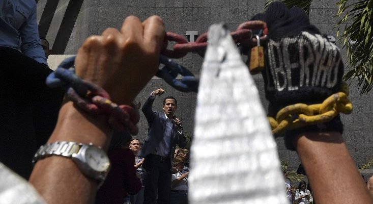 Denuncian que el servicio de inteligencia de Venezuela detuvo al líder opositor del Parlamento, Juan Guaidó