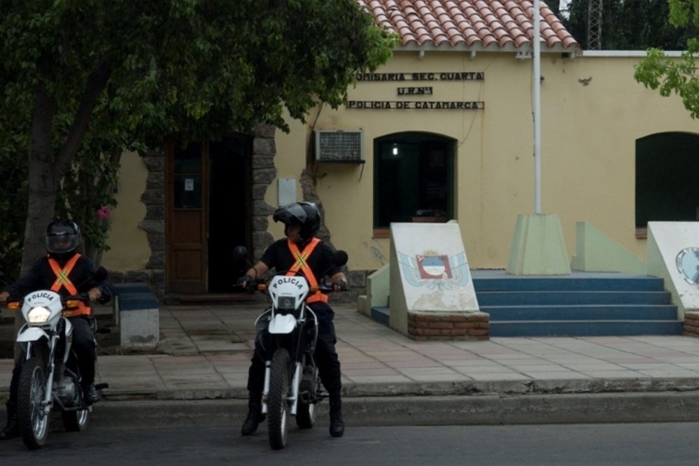 Se atragantó con un pedazo de nylon y lo salvó la policía