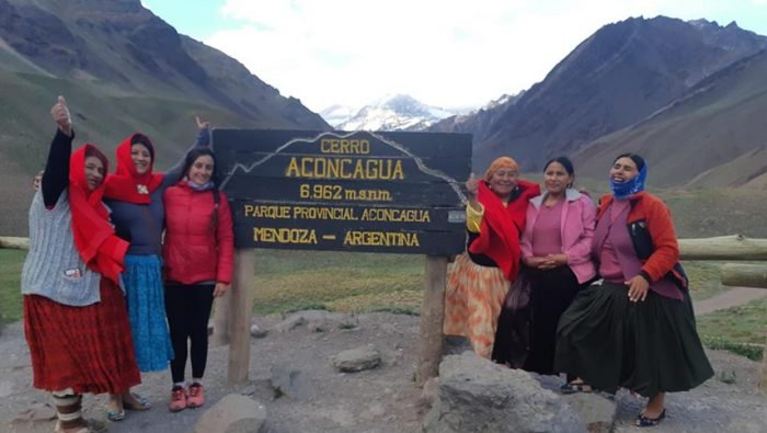 Las cholitas de Bolivia iniciaron el ascenso al Aconcagua