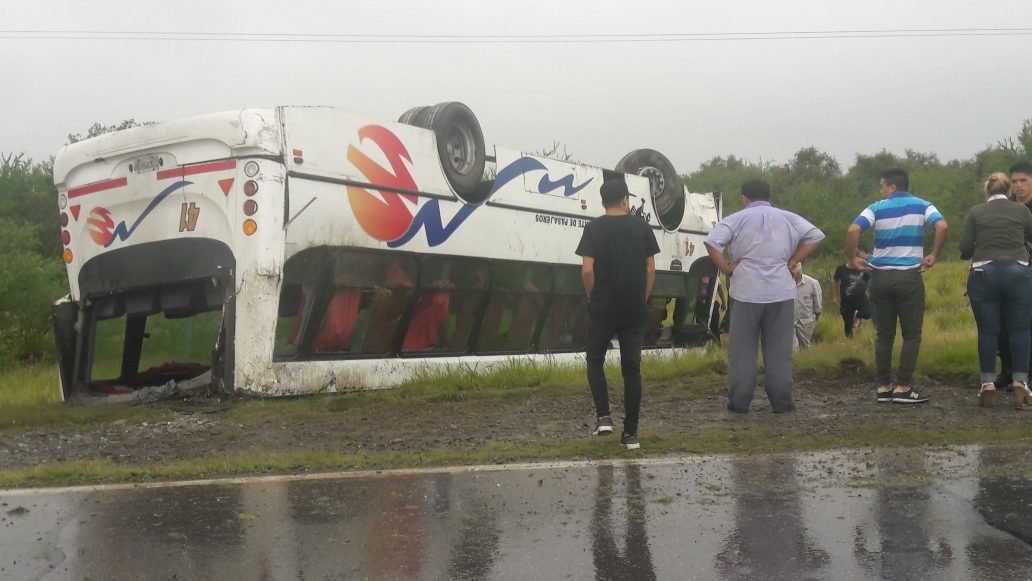 Volcó un colectivo en Nueva Coneta