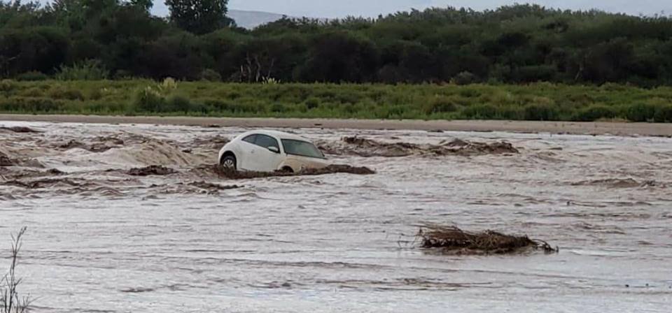 Santa María: un auto fue arrastrado por la creciente de un río