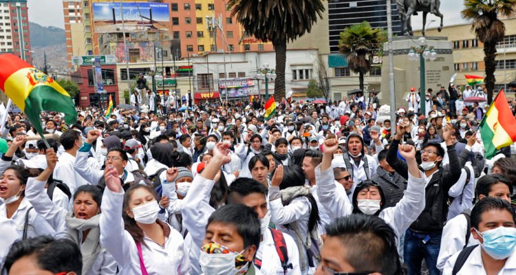 Bolivia da inicio a plan gratuito de salud y médicos responden con huelga