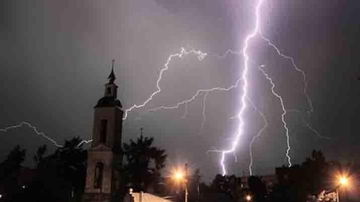 Fuerte tormenta eléctrica golpea a Santiago de nuevo