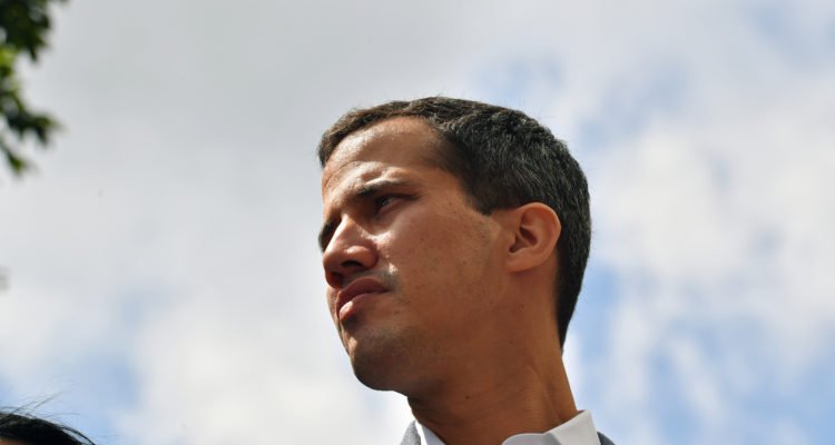 En Wikipedia designan como presidente interino de Venezuela a opositor de Maduro