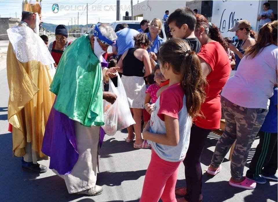 Policías solidarios: vestidos de Reyes Magos entregaron donaciones