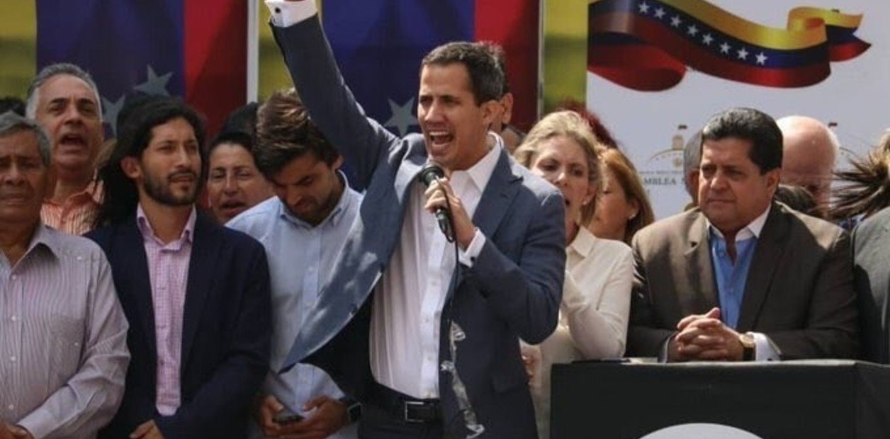 AHORA: Juan Guaidó juró como presidente de Venezuela en medio de la masiva protesta contra Maduro