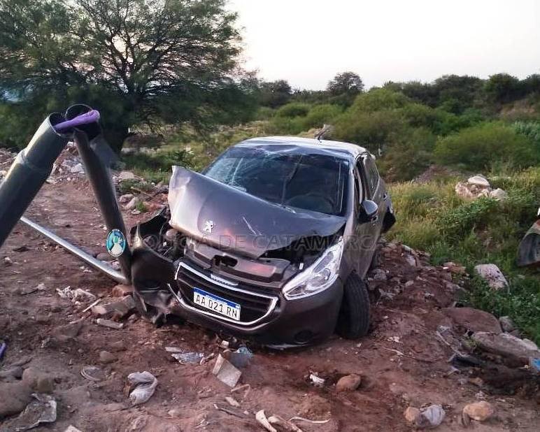 Volcó un auto en barrio Ojo de Agua