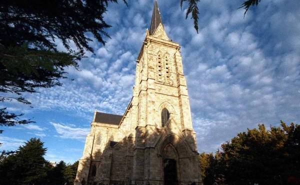 Asesinaron a una mujer en los jardines de la Catedral de Bariloche