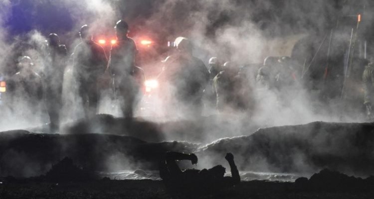 Suben a 85 los fallecidos en México por explosión de ducto saqueado y familias empiezan funerales