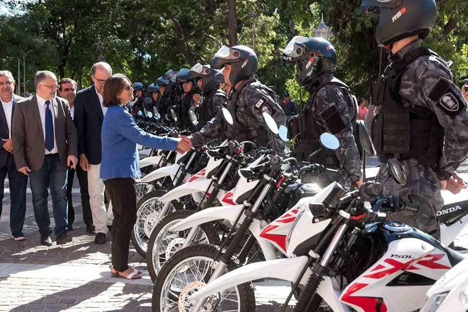 Corpacci entregó 20 motos y un minibús a la Policía