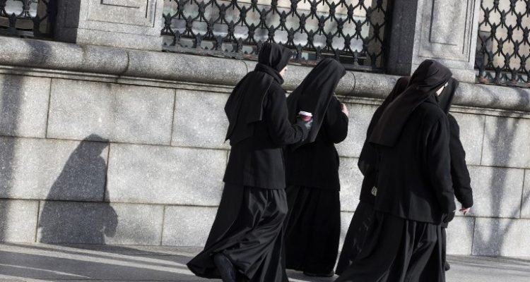 Las monjas «esclavas sexuales»: el nuevo capítulo de abusos en la Iglesia revelado por Francisco