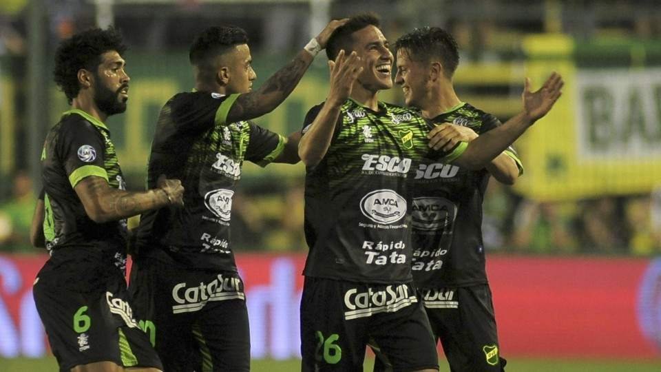 En el final, Defensa venció al Bicho y se subió a la punta con Racing