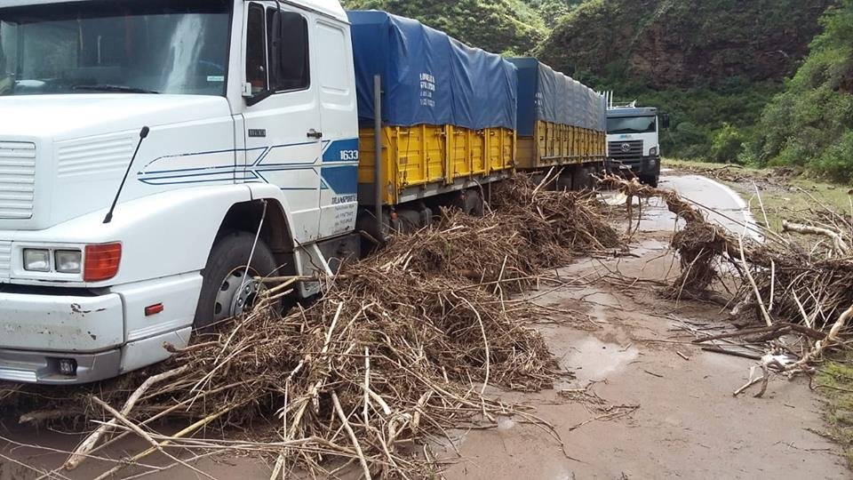 Preocupación de comerciantes del oeste que tienen camiones varados en La Cébila