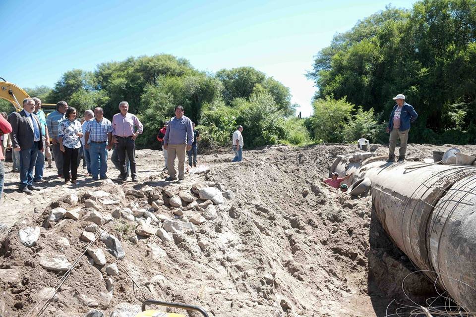 Trabajan para recuperar el canal de riego en Miraflores