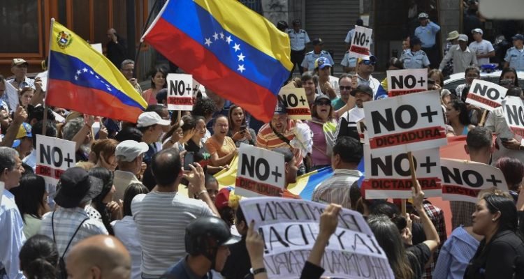 Venezuela: Un sábado de marchas: oposición pujará por salida de Maduro y simpatizantes por revolución de Chávez