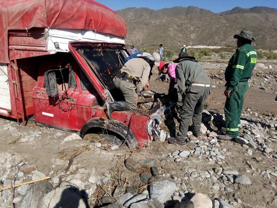 Imágenes de vecinos solidarios en medio del desastre por las intensas lluvias