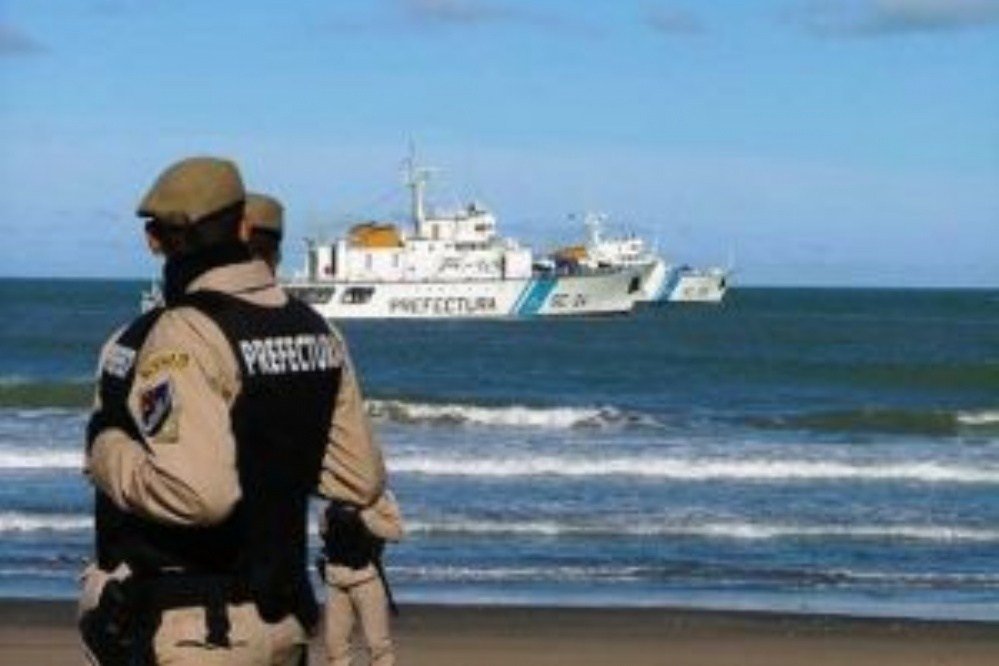 Prefectura persiguió durante 3 horas un buque chino que pescaba ilegalmente en el Mar Argentino