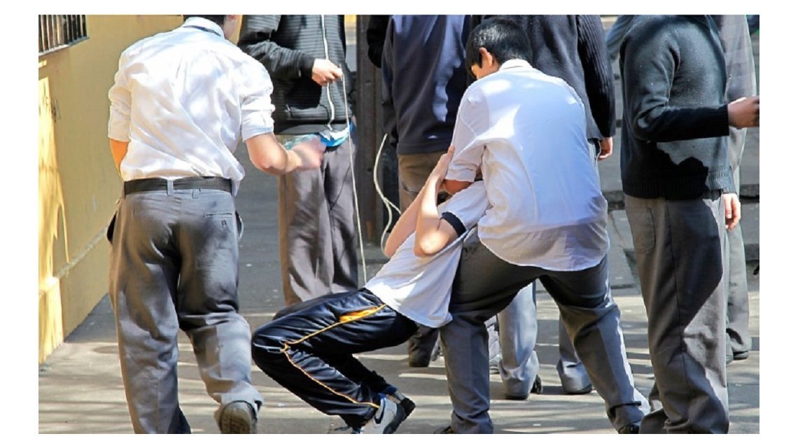 Un adolescente pelea por su vida tras ser brutalmente golpeado por un compañero
