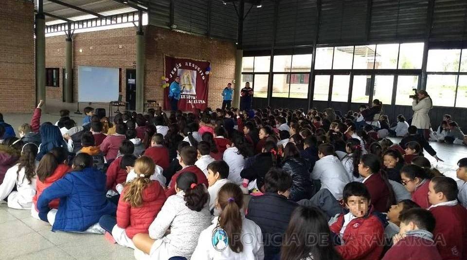 Efectivos de la Dirección de Seguridad Vial de la Policía de la Provincia brindaron una charla a alumnos de un colegio de la Capital