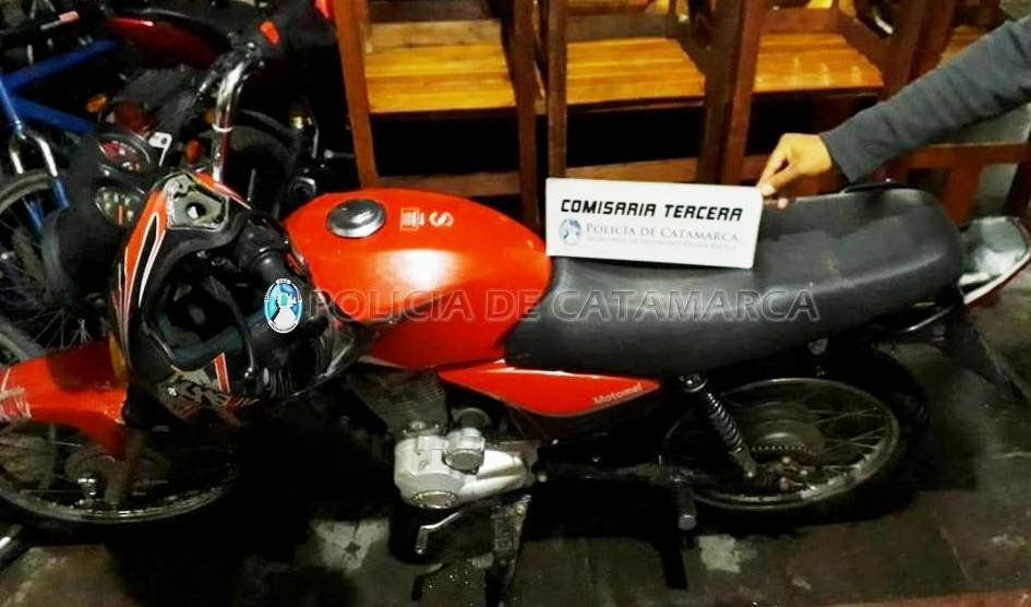 Recuperan una motocicleta requerida por la Justicia y aprehenden a dos jóvenes