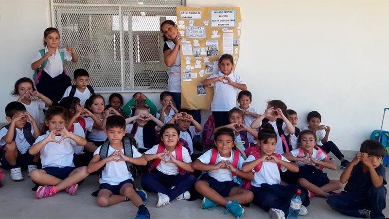 Maestra implementó saludo especial al entrar al aula