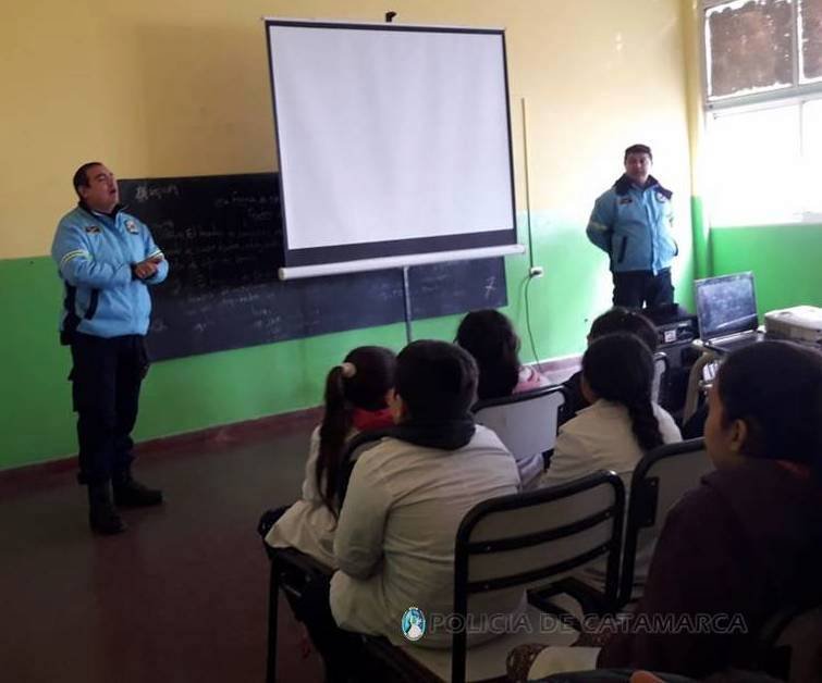 Efectivos de la Dirección de Seguridad Vial de la Policía de la Provincia brindaron una capacitación a alumnos y docentes de una Escuela de la Capital