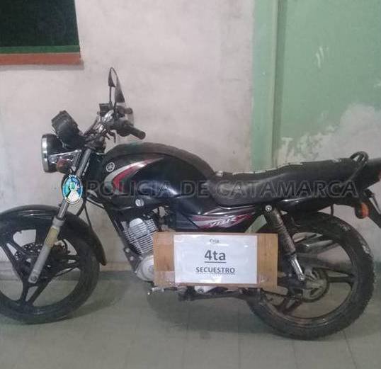 Arrestan a un joven y recuperan una motocicleta requerida por la Justicia