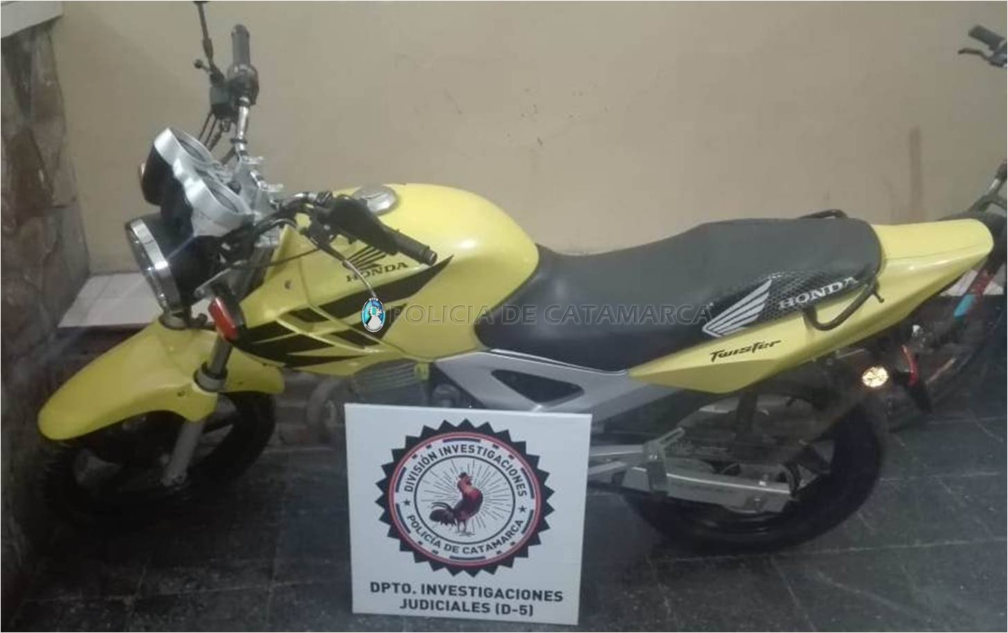 Arrestan a un joven y secuestran una motocicleta