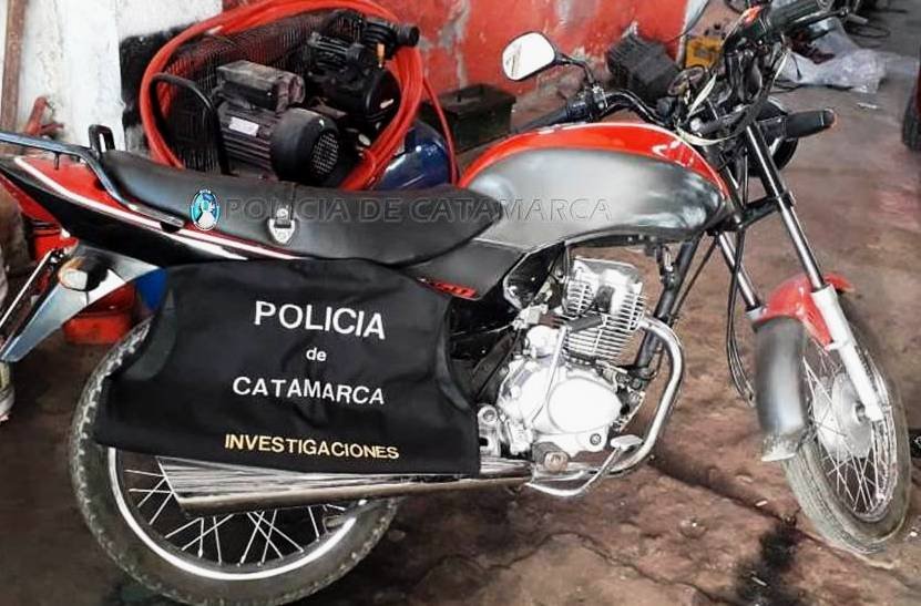 Recuperan una motocicleta robada y  arrestan a dos personas