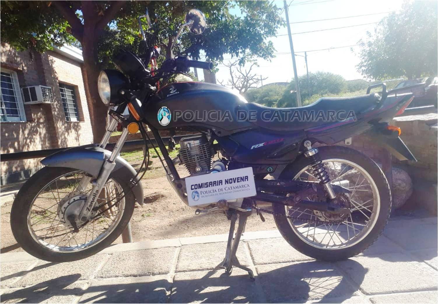 Arrestan a una mujer y secuestran una motocicleta en la zona sur de la Capital