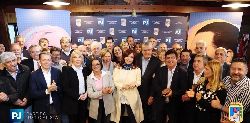 Quienes son las personas que acompañan a Cristina en la foto de la cumbre pj