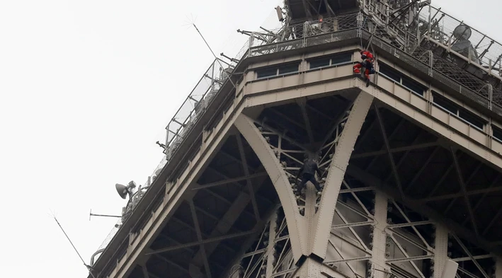 Evacúan la Torre Eiffel por un escalador